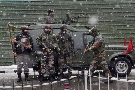 जम्मू कश्मीर के हंदवाड़ा में आतंकी हमला, 4 सुरक्षाकर्मी शहीद, 8 घायल