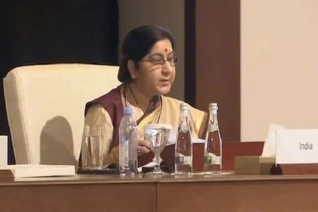 आतंकवाद के खिलाफ लड़ाई किसी मजहब से टकराव नहीं : सुषमा स्वराज