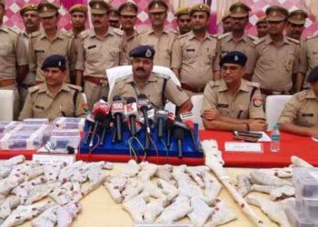 दूसरे चरण के मतदान से ठीक पहले बड़ी संख्या में हथियारों का जखीरा बरामद