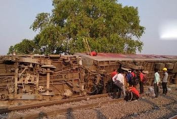 train derail kanpur