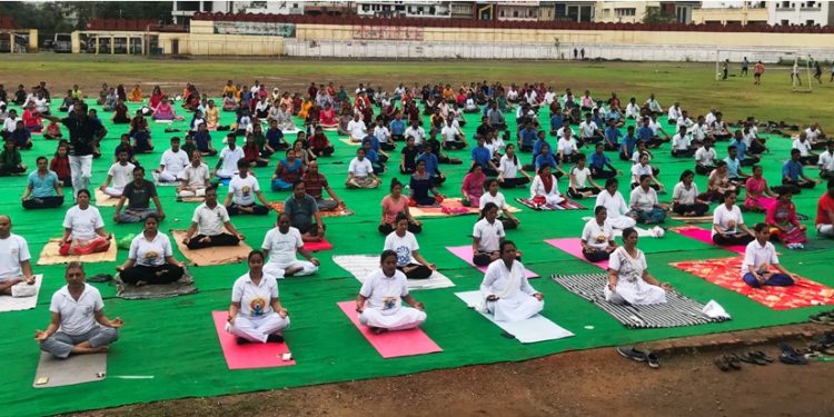 प्रशासनिक प्रोटोकोल : योग दिवस से एक दिन पहले किया योग करवाने का रिहर्सल