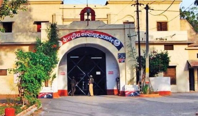 जेल में बंदियों से अवैध वसूली पर एसीबी ने जेलर सहित दो दलाल गिरफ्तार किए
