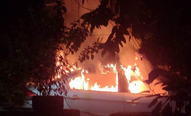 college-boys-creat-nuisance-in-sector-4-and-fired-a-car