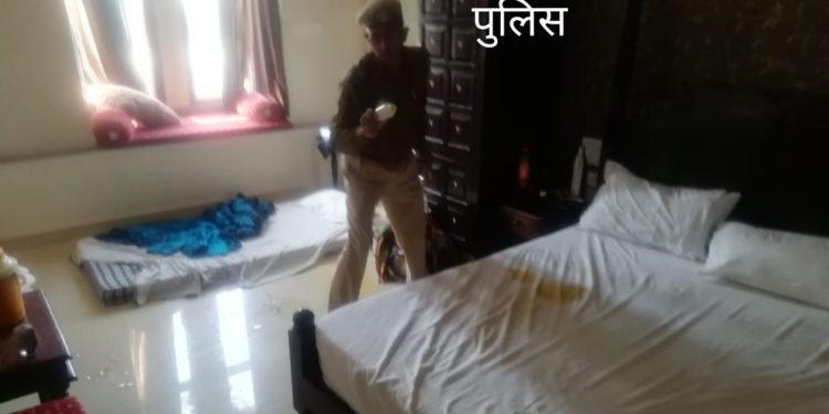 हर्ष पैलेस होटल में ठहरे गुजरात के व्यापारी ने परिवार सहित जहर खाया : पति-पत्नी की मौत, 2 बच्चे गंभीर