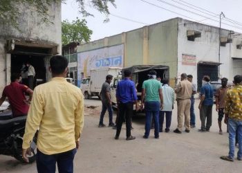 2 lakh rupees loot on gun point in krashi mandi udaipur