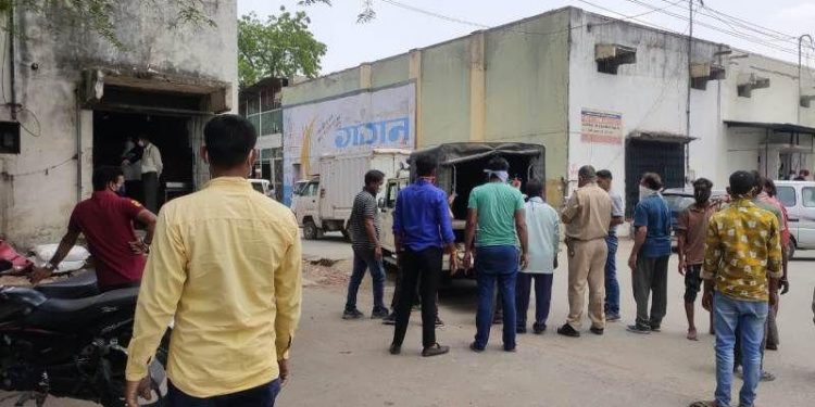 2 lakh rupees loot on gun point in krashi mandi udaipur