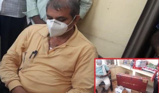 acb caught account officer with 1 lakh 80 thousands rupees near jaswantpura toll plaza