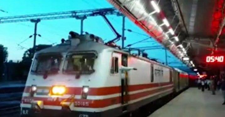 ajmer-first-electric-train-depart-for-delhi-sarai-rohilla-railway-station