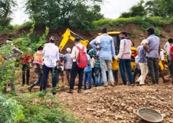 illegal mining sand collapse 12 labour injured 4 died