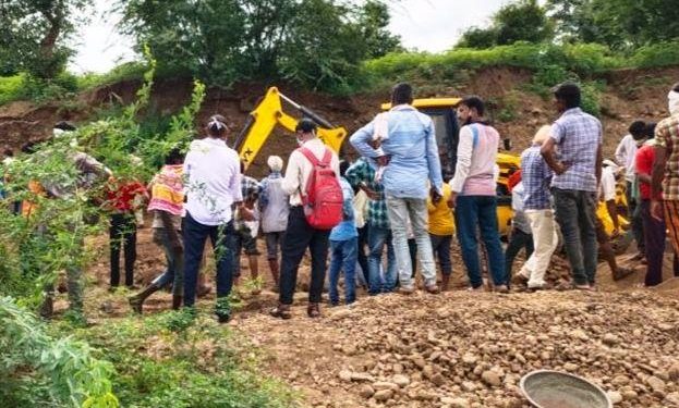 illegal mining sand collapse 12 labour injured 4 died