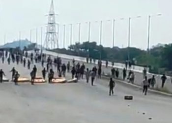 dungarpur-diaorder-tribals-entered-in-kherwada-stone-pelting-on-police-and-fired-shops