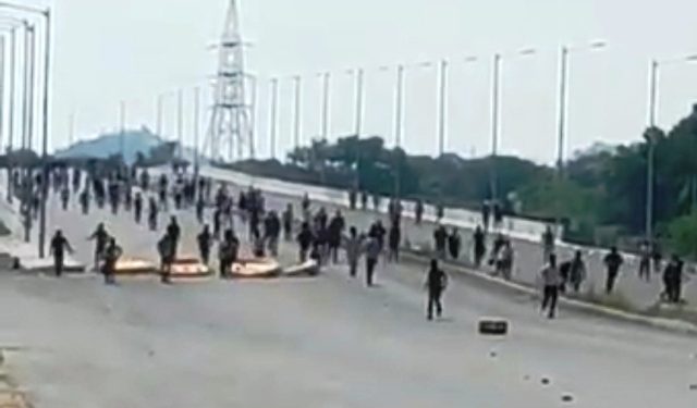 dungarpur-diaorder-tribals-entered-in-kherwada-stone-pelting-on-police-and-fired-shops