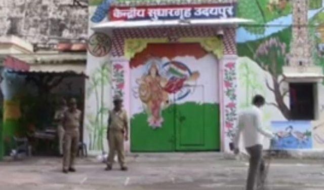 police-officers-team-raid-on-central-jail-udaipur-seized-mobile-or-sim-card-possession-of-prisoners