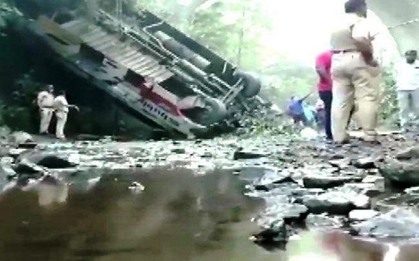 5 died in bus accident in nandurbar maharashtra