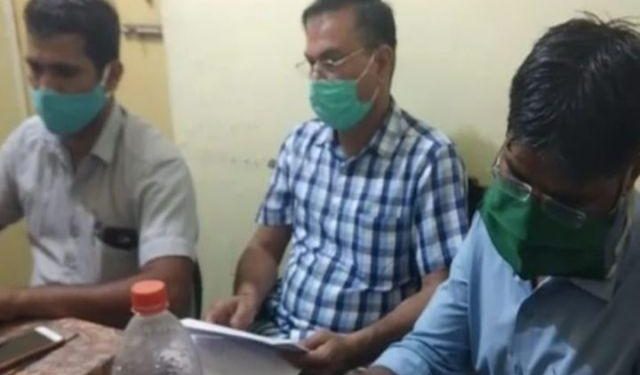 labour inspector trapped by acb taking 8000 bribe money