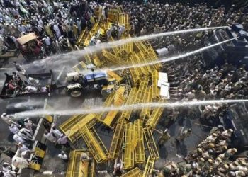 delhi police fires tear gas or water cannons on agitating farmers at delhi border