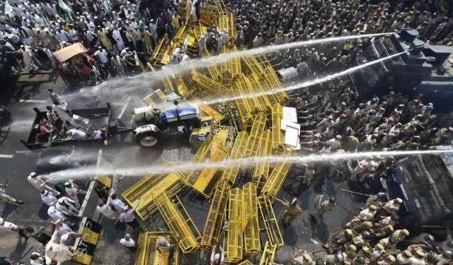 delhi police fires tear gas or water cannons on agitating farmers at delhi border