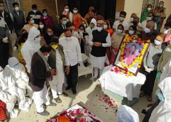 bjp leader kiran maheshwari funeral loksabha speaker om birla pays floral tribute