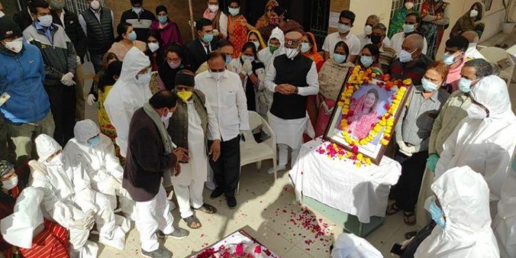 bjp leader kiran maheshwari funeral loksabha speaker om birla pays floral tribute