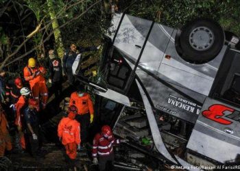 27 died 39 injured in indonesia bus accident