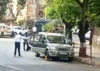antilia case nia seized mercedes near by mumbai crime branch office