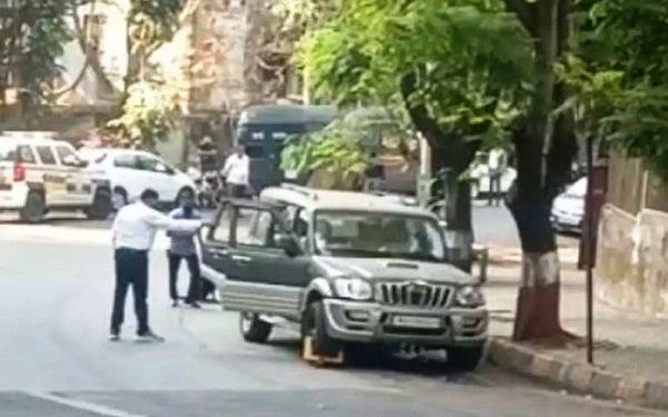 antilia case nia seized mercedes near by mumbai crime branch office