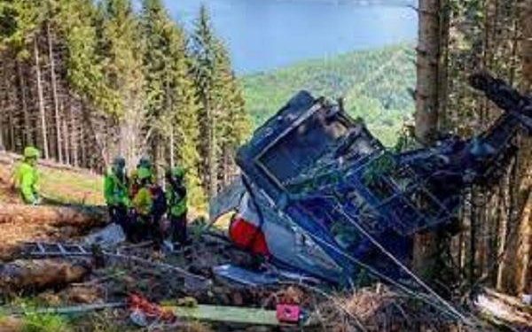 italy news 12 dies in cable car accident
