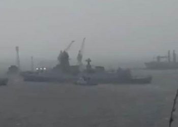 tauktae cyclone update 4 ship stuck in arab sagar navy rescues 215 people from 2 ships