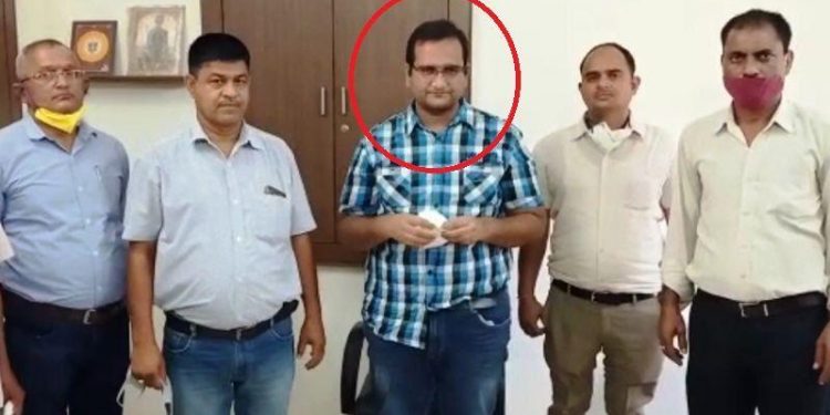 udaipur acb arrests patwari for taking rs 75000 bribe money