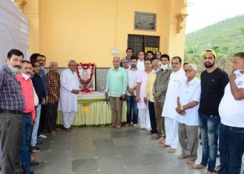 floral tribute to prof vijay shrimali on his third death anniversary - 3