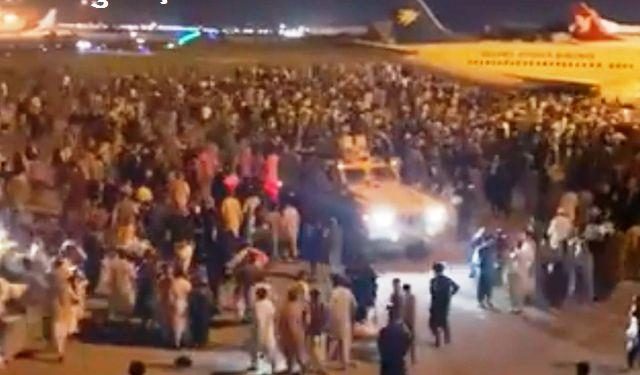 Taliban take over Afghanistan afghan citizen reaches airport to left country