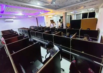 लोन और लॉटरी का झांसा देकर विदेशियों को ठगने वाले फर्जी कॉल सेंटर पर छापा : 2 युवतियों सहित 20 गिरफ्तार