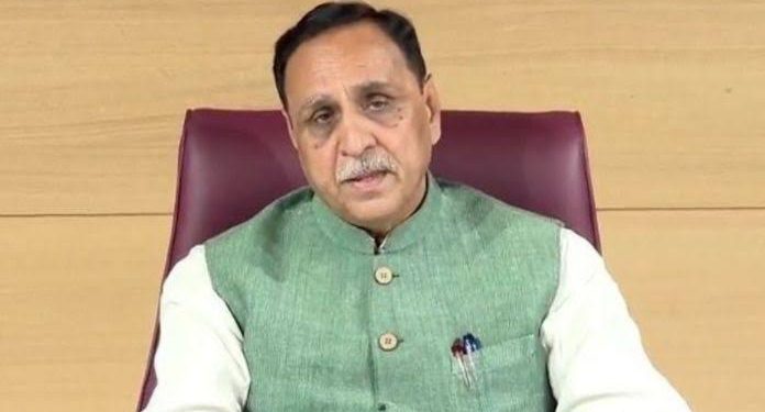 गुजरात में पॉलिटिकल वीकेंड : सीएम रुपाणी ने दिया इस्तीफा