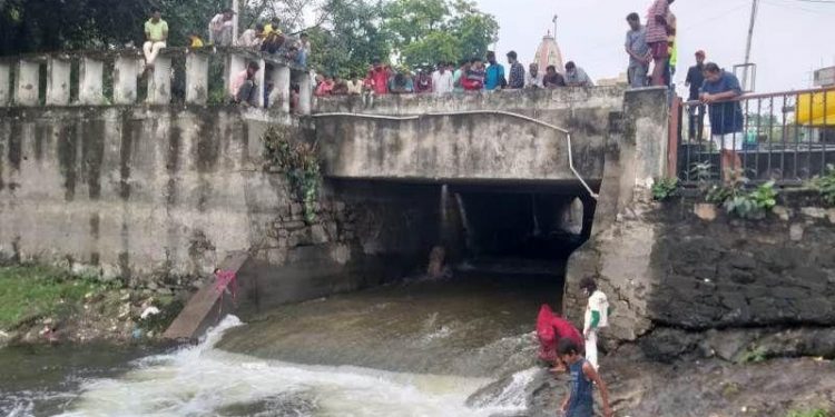 udaipur rain water coming in fateh sagar from madar bada