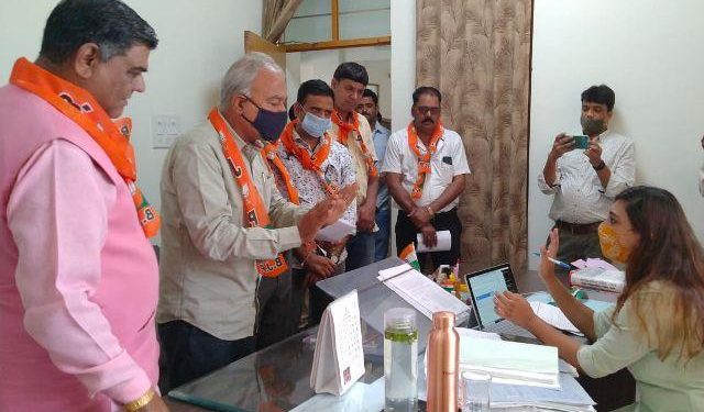 udaipur wrangling between udaipur badgaon sdo and bjp shahar adhyaksh