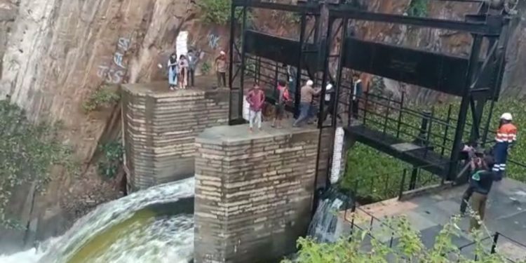 सर्दी की बारिश में आयड़ नदी में बहाव देख ‘उदयसागर के गेट खोले’