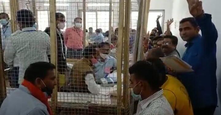 वल्लभनगर और धरियावद : वोटिंग रेस में कांग्रेस आगे