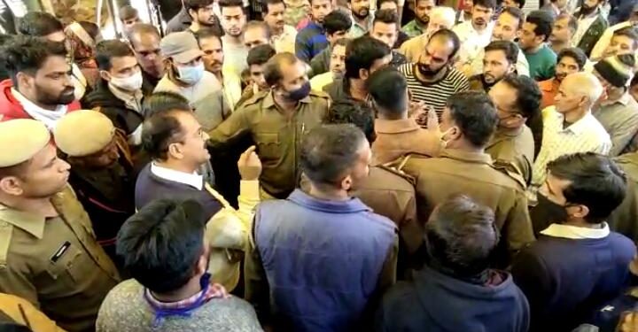 धानमंडी में पुलिस ने किया हल्का लाठीचार्ज