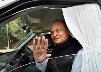 गहलोत पहुंचे दिल्लीः कार्यकर्ताओं को नियुक्तियों की, तो जनता को पेट्रोल-डीजल पर वैट कम होने की आस