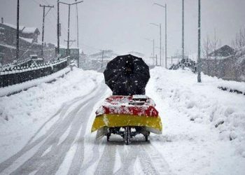 snow fall in kashmir valley temperature down till minus 7 degree
