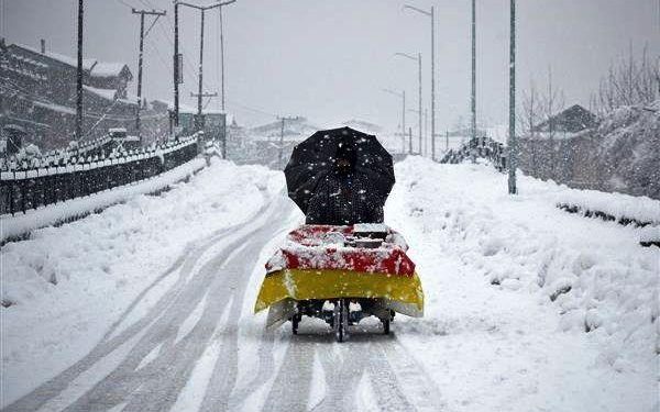 snow fall in kashmir valley temperature down till minus 7 degree