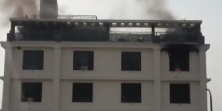 होटल में लगी आग : टीवी, एसी और फर्नीचर जलकर हुए राख