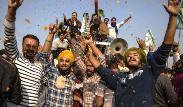 protesting farmers returns to home on 11 december 2021