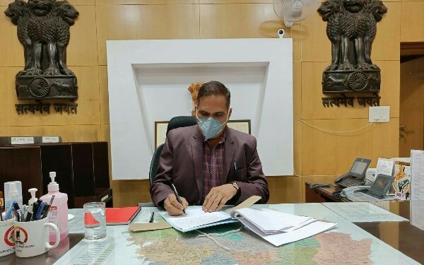 नए कलेक्टर मीणा ने पदभार संभाला, बोले- जनता से नियमित संवाद रखूंगा