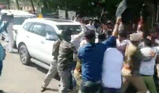 भाजपा युवा मोर्चा कार्यकर्ताओं ने डोटासरा को दिखाए काले झंडे