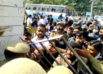 पुलिस और वकील हुए आमने सामने : कलेक्ट्री का छोटा गेट टूटा