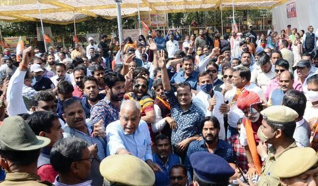 भाजपा और एनएसयूआई कार्यकर्ता हुए आमने सामने