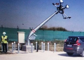 उड़ान भरने से पहले स्पाईस जेट के विमान का पंख खंभे से टकराया