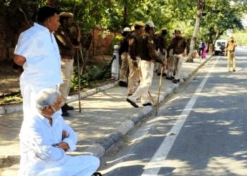 सांसद किरोड़ी का सड़क पर धरना, पुलिस ने लिया हीरासत में