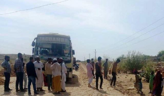 सड़क पर लटक रहे बिजली के तारों से बस में दौड़ा करंट: तीन की मौत, 5 गंभीर